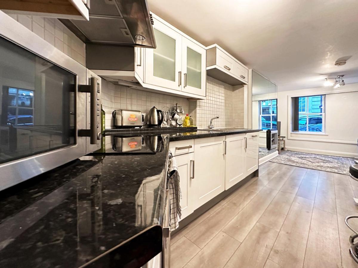 Chic Apartment In Mayfair London Eksteriør bilde